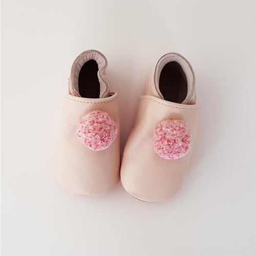 Chaussons bébé à pompons Rose pastel - Lait et Miel - Spécialiste du  chausson pour bébé