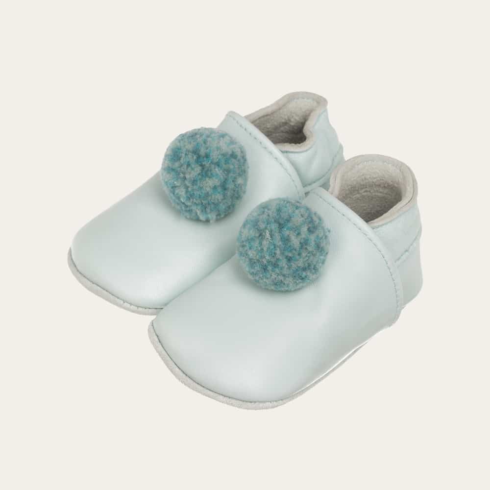 Chaussons bebe a pompons Bleu ciel Lait et Miel Specialiste du chausson pour bebe
