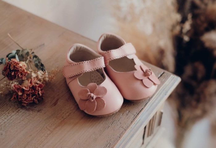 Chaussons bébé à pompons Rose pastel - Lait et Miel - Spécialiste du  chausson pour bébé